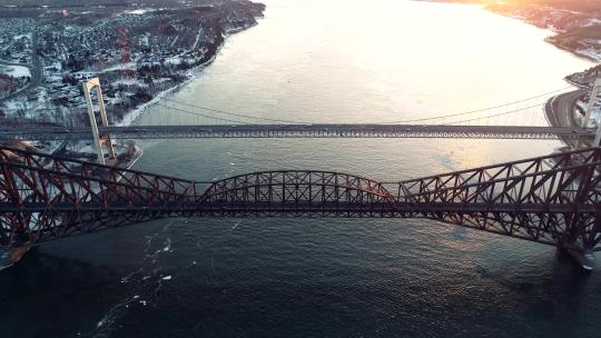 两座长桥，有很多汽车经过。拍摄于加拿大魁北克市。