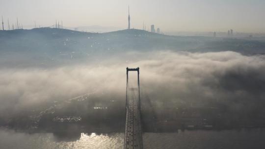 土耳其伊斯坦布尔雾天博斯普鲁斯桥的航拍视频。7月15日烈士桥06