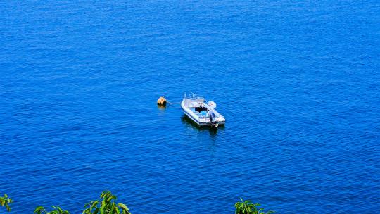蓝色的海水白色的泊船微风中的港湾