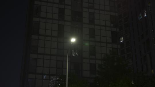 路灯 漆黑的夜晚 安静的街道视频素材模板下载