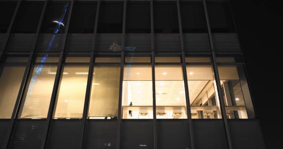 上海陆家嘴写字楼晚上开灯加班的办公室