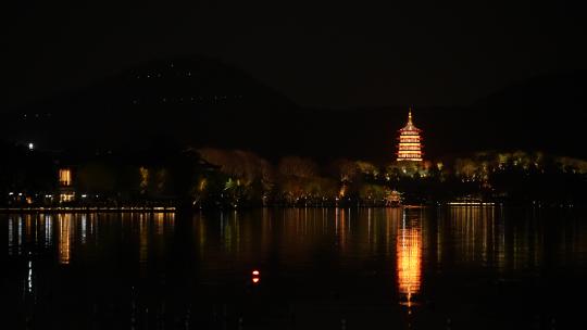 夜晚西湖边雷峰塔夜景