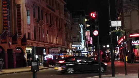 伦敦市中心夜晚繁忙的街道