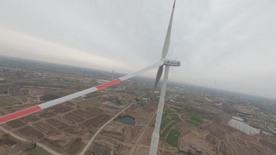 穿越机航拍乡野风力发电设备