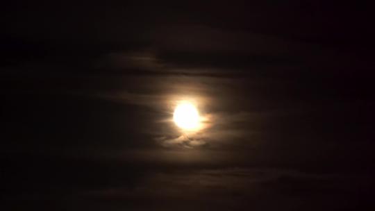 中秋云层圆月