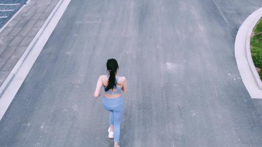 航拍运动装女性城市街头跑步运动