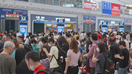 深圳北站火车站高铁站旅客检票口排队平视中景