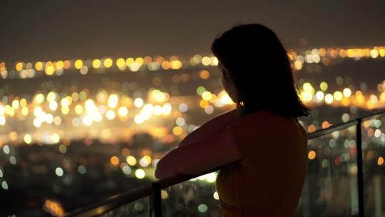 一个女人在看夜景