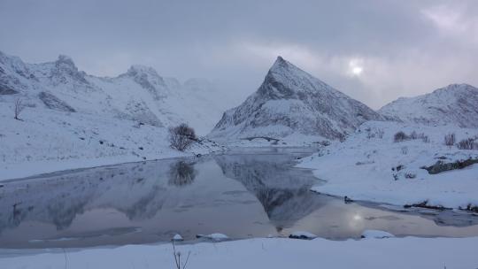 4k航拍冬天冰雪雪山山地山脉湖泊