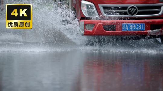 暴雨天开车行驶台风降雨路面积水行车