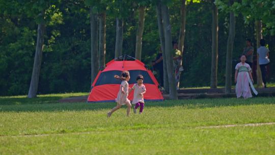 公园草坪儿童帐篷