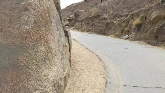 揭示南加州山脉岩石之间徒步旅行道路的照片