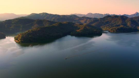 山海湖泊船只航拍绿水青山山水风景视频