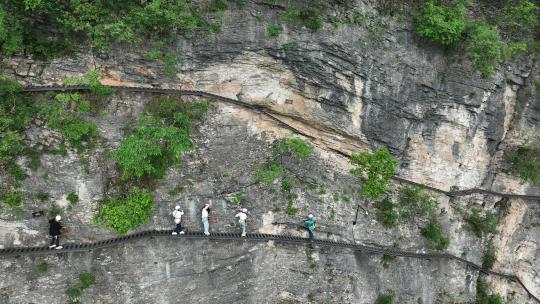 航拍峡谷飞拉达攀岩-探险悬崖攀岩