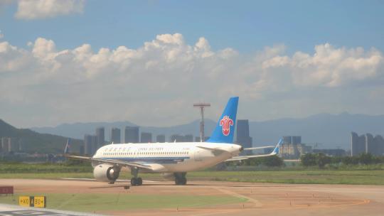 厦门高崎国际机场飞机跑道上准备起飞的航班视频素材模板下载