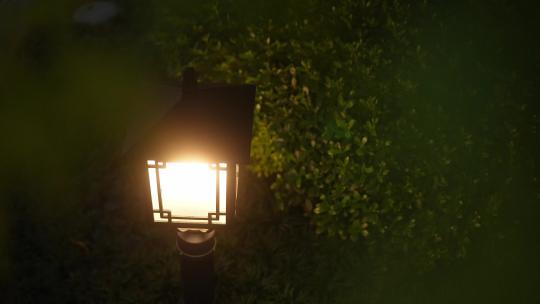 晚上中式园林院子内的路灯视频素材模板下载