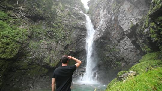 男人在观看瀑布