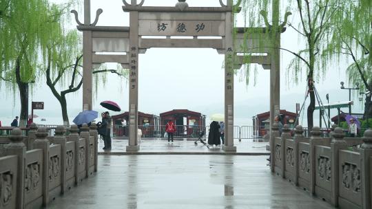 杭州钱王祠春天清明节雨天古建筑自然唯美