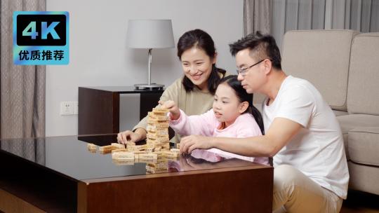 一家三口搭积木一家人客厅玩游戏陪伴孩子视频素材模板下载