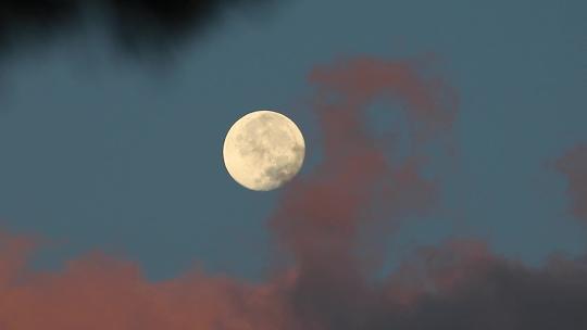 红色的流云遮挡住了月亮快速的划过