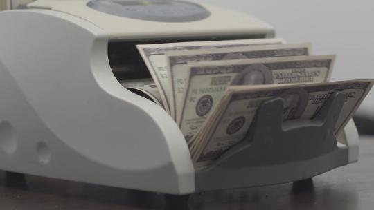美元现金从电子点钞机中流出视频素材模板下载