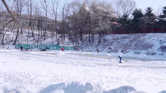 冬季公园滑冰人群