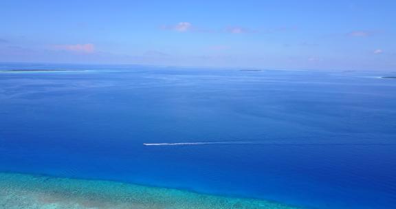 白天鸟瞰旅行拍摄夏季白色天堂沙滩和蓝色海洋背景