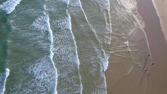 俯拍海浪沙滩大海航拍海滩唯美海边海水浪潮