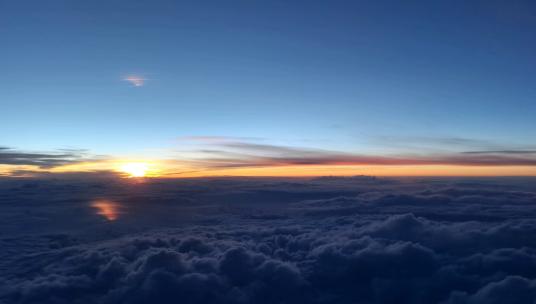 云层飞机日落延时