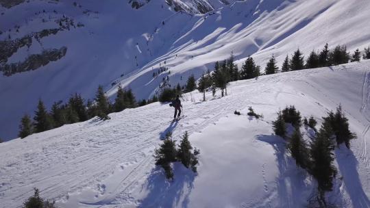 航拍滑雪者在雪山滑行
