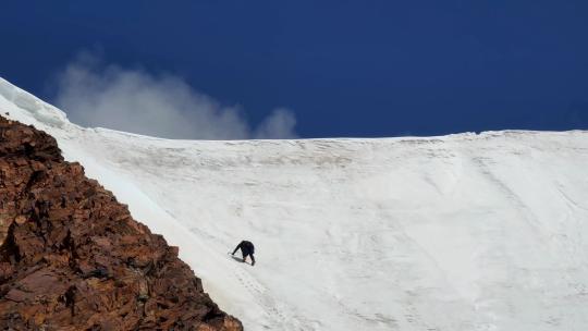 航拍攀登沙鲁里山脉尼登贡嘎雪山的登山者