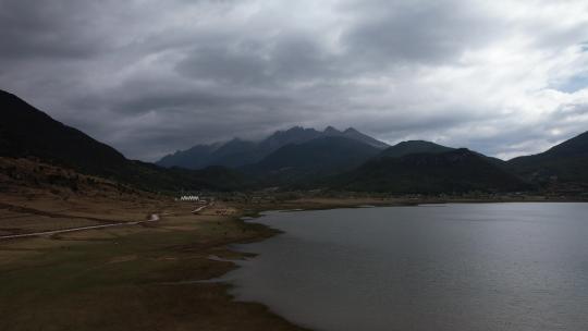 航拍雪山草场