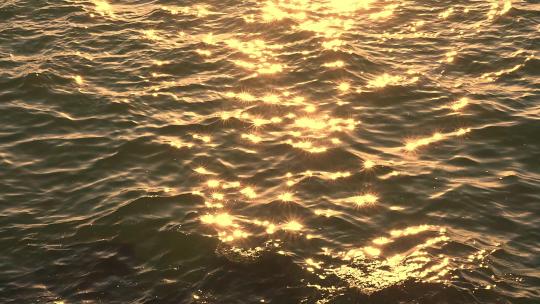 傍晚阳光下波光粼粼的海面波浪自然风光