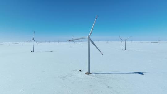 内蒙古呼伦贝尔雪原风力发电机组视频素材模板下载