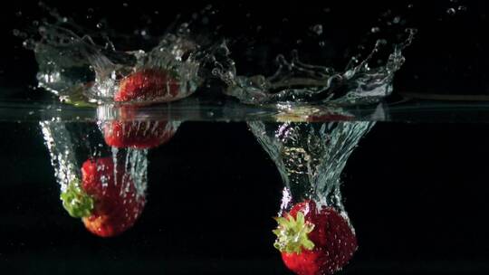 草莓落入水中升格镜头