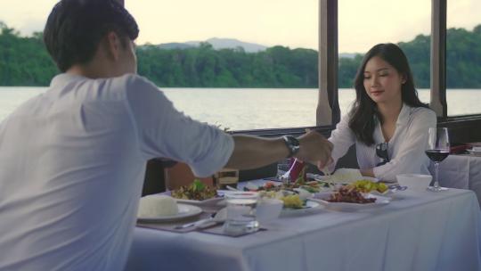 夫妇快乐地在船上吃食物