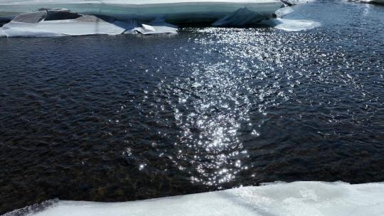 春天开河断裂的冰层