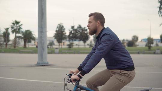 男人在骑自行车锻炼视频素材模板下载