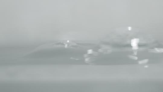 水滴落入水中慢镜升格特写实拍