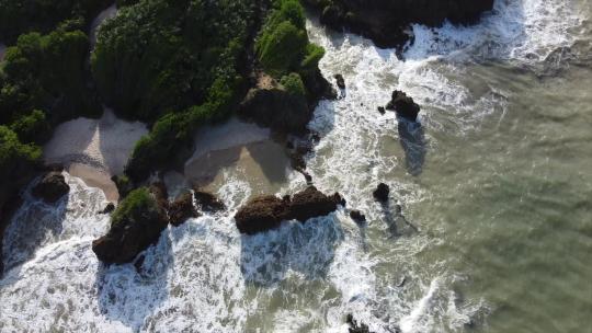 坦巴巴海滩无人机飞过热带海滩和山坡风光。
若昂·佩索阿，巴西/无人机