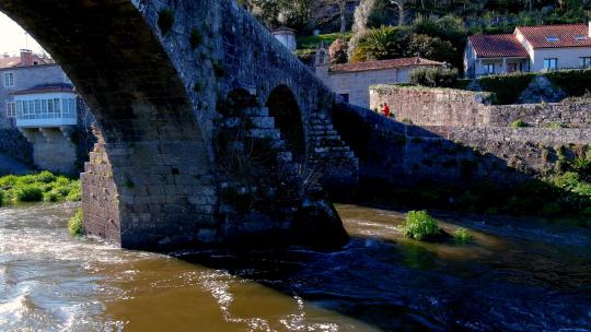 坦布雷河上马西拉桥石拱的鸟瞰图。多莉拍摄视频素材模板下载