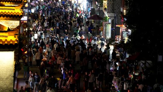航拍襄阳古城夜晚步行街熙熙攘攘逛街的人群