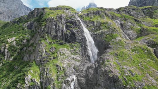 瑞士阿尔卑斯山巨大瀑布景观