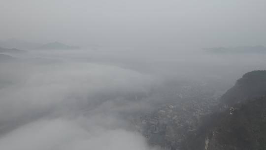 云雾缭绕中的贵州省镇远古镇航拍风光