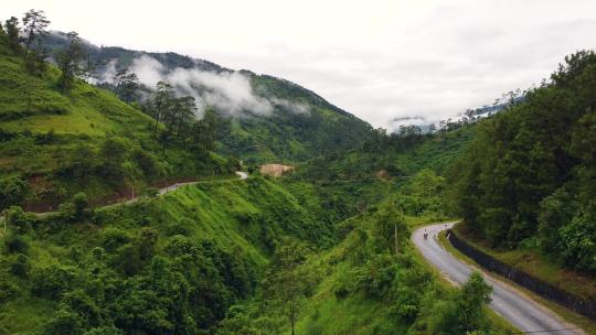 亚洲乡村蜿蜒道路的美丽丘陵景观鸟瞰图