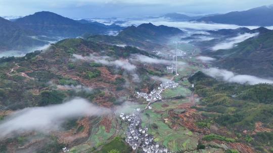 航拍江西婺源清晨云雾中晓榕岭田园风光