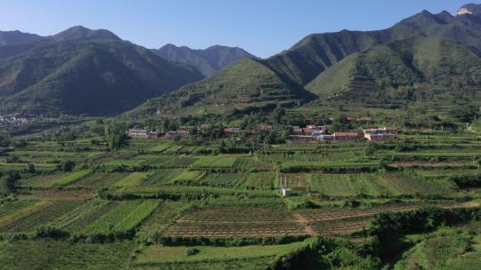 秦岭下绿色山峰村庄