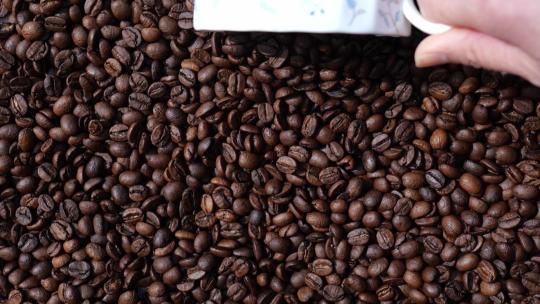 勺起咖啡豆挑选咖啡豆慢动作工艺升格广告