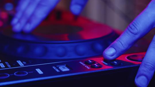 DJ手触摸按钮和滑块