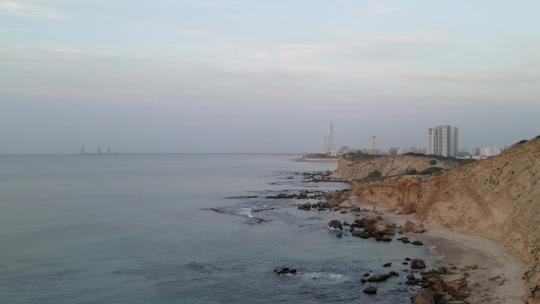 地中海海岸线。多尔海滩自然保护区。以色列。从无人机上观看。霍夫多尔-